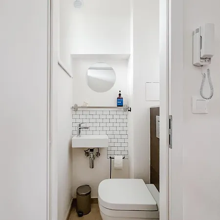 Days - One Bedroom With Ac And Workspace In Holesovice * 프라하