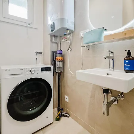 Days - One Bedroom With Ac And Workspace In Holesovice