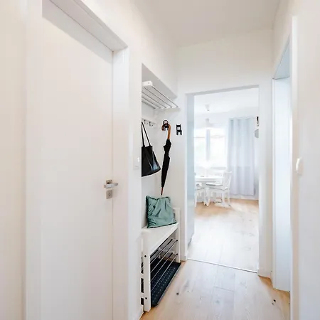 Days - One Bedroom With Ac And Workspace In Holesovice 프라하