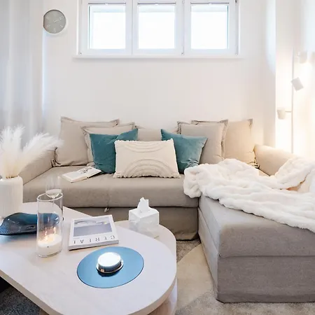 Days - One Bedroom With Ac And Workspace In Holesovice * Prague