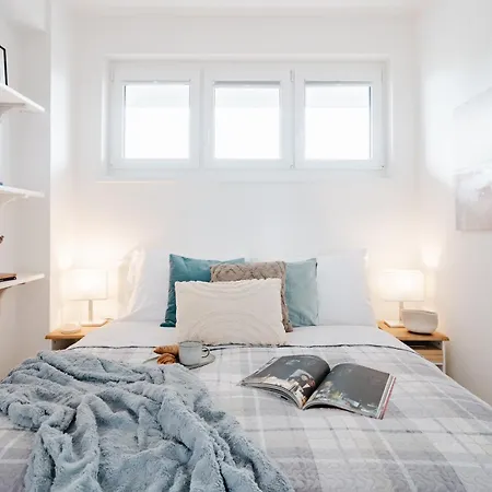 Days - One Bedroom With Ac And Workspace In Holesovice Apartment *