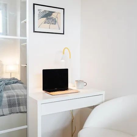 Days - One Bedroom With Ac And Workspace In Holesovice