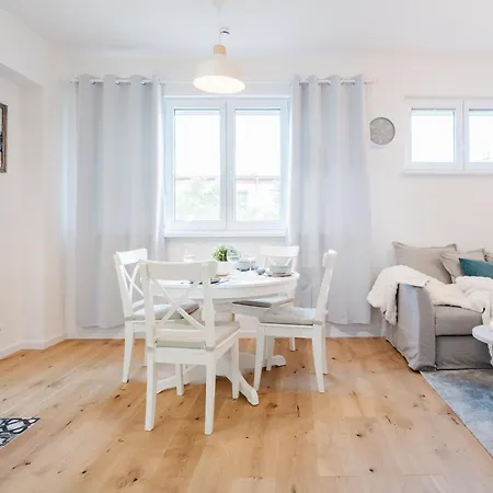 Days - One Bedroom With Ac And Workspace In Holesovice Apartment