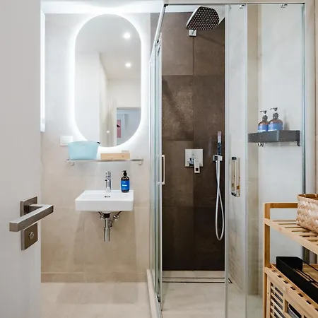 Days - One Bedroom With Ac And Workspace In Holesovice