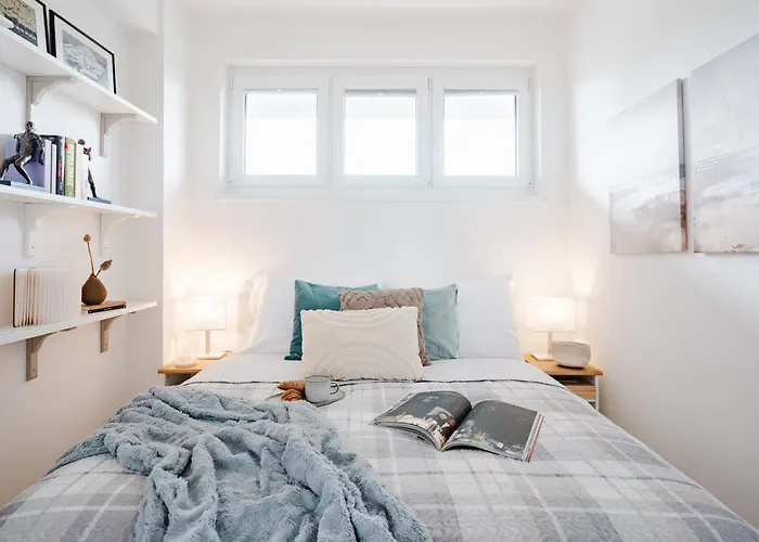 Days - One Bedroom With Ac And Workspace In Holesovice Διαμέρισμα *
