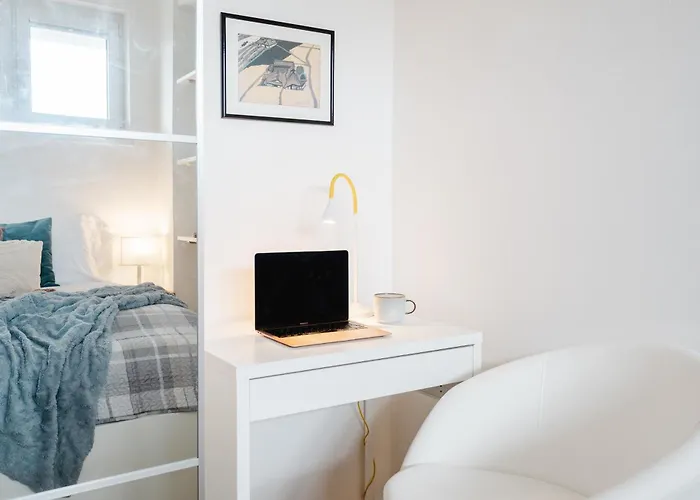 Days - One Bedroom With Ac And Workspace In Holesovice