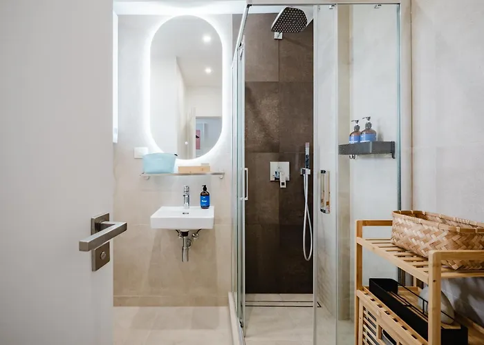 Days - One Bedroom With Ac And Workspace In Holesovice