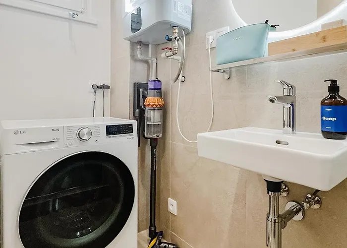 Days - One Bedroom With Ac And Workspace In Holesovice